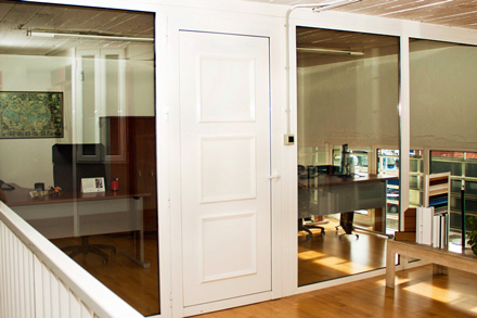 instalación de puerta interior de aluminio en oficina de irun